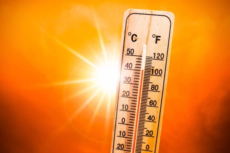Thermometer showing hot temperatures